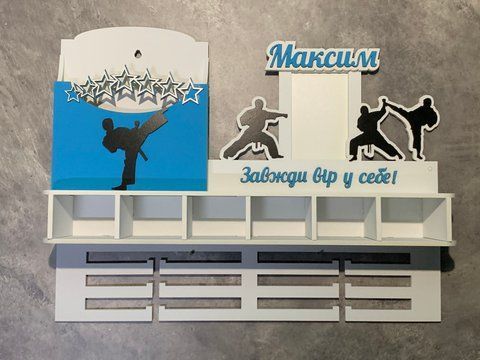 Вішалка для медалей карате з відділенням для поясів з карманом для грамот і дипломів і з фоторамкою 50смх35см біла (Medalnutsia-301) doub_Medalnitsa_karate_1450_34 фото