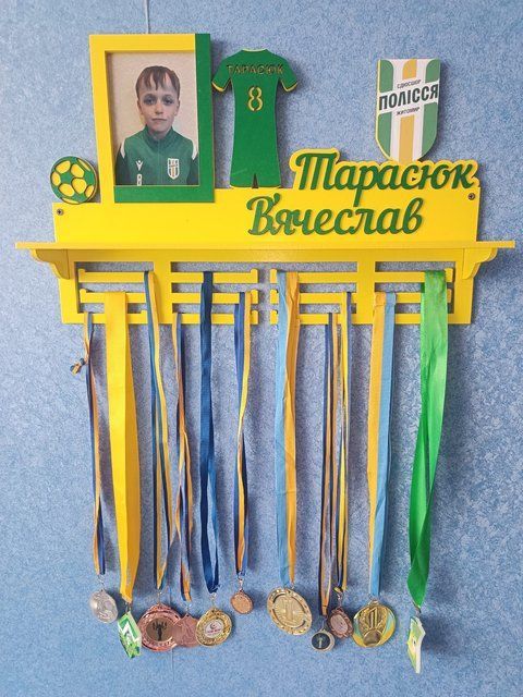 Подставка для медалей футбол Вячеслав 50смх35см желтая (Medalnutsa-0602-338) doub_0702Medalnitsa_football_920_87 фото
