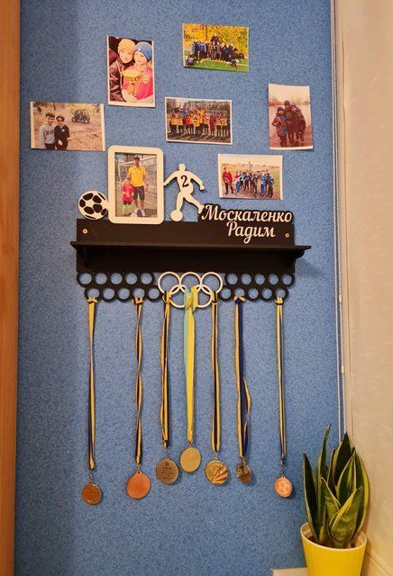 Полочка для медалей и наград футбол радим 50смх35см коричневая (Medalnutsa-0602-339) doub_0702Medalnitsa_football_920_88 фото