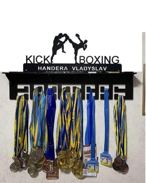 Полочка для медалей и наград бокс Владислав 50смх35см черная (Medalnutsa-0602-663) doub_0702Medalnitsa_kikbox_920_3 фото