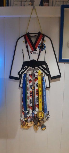 Поличка для медалей і нагород карате Микита 50смх35см біла (Medalnutsa-0602-595) doub_0702Medalnitsa_karate_920_40 фото