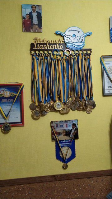 Медальниця плавання , іменна з поличкою, дерев'яна, тримач для медалей, медальниці 3919204857_medalnitsa-plavanie-imennaya фото